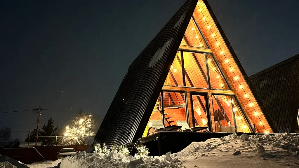 Треугольный дом A-фрейм с панорамными окнами Космос