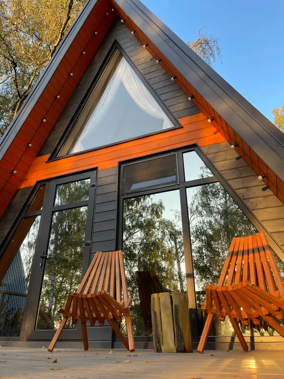 Уютный дом на берегу озера в березовой роще