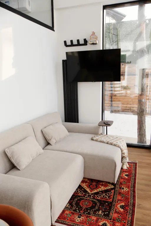 Современный дизайнерский дом с панорамным остеклением и видом на горы