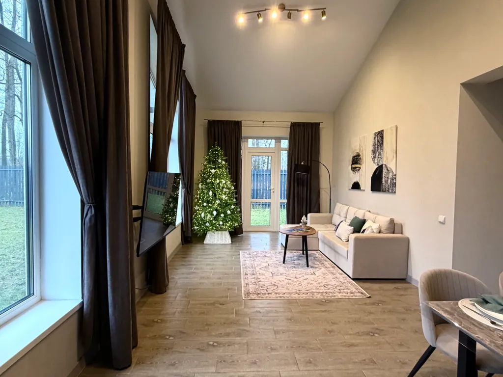 Уютный дом с панорамными окнами рядом с озером