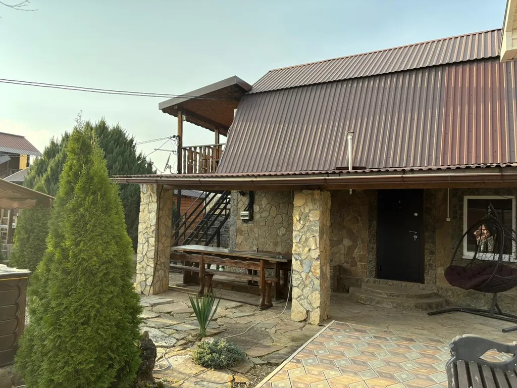 Домик у реки Дах с видом на горы