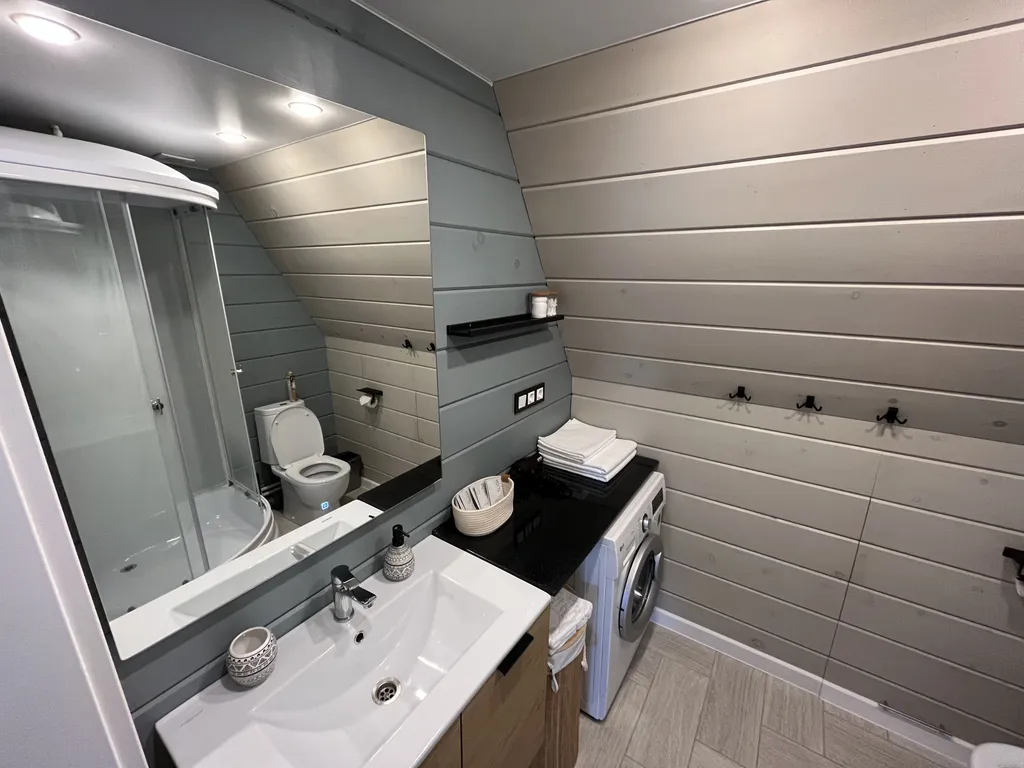 Уютный треугольный домик в лесу