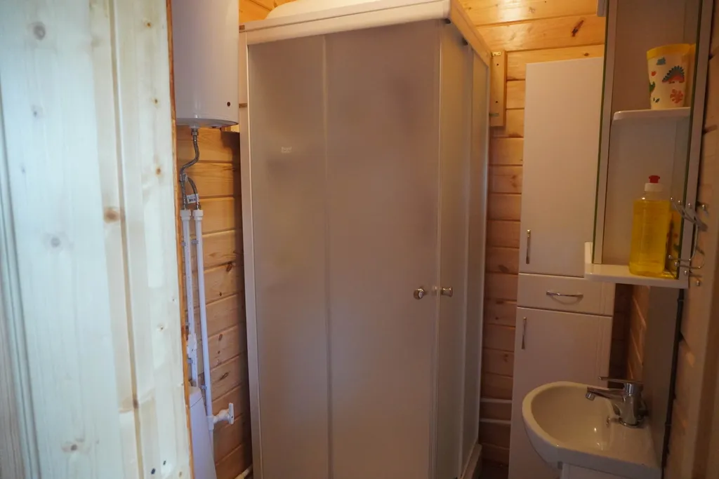 Домик на горке с баней