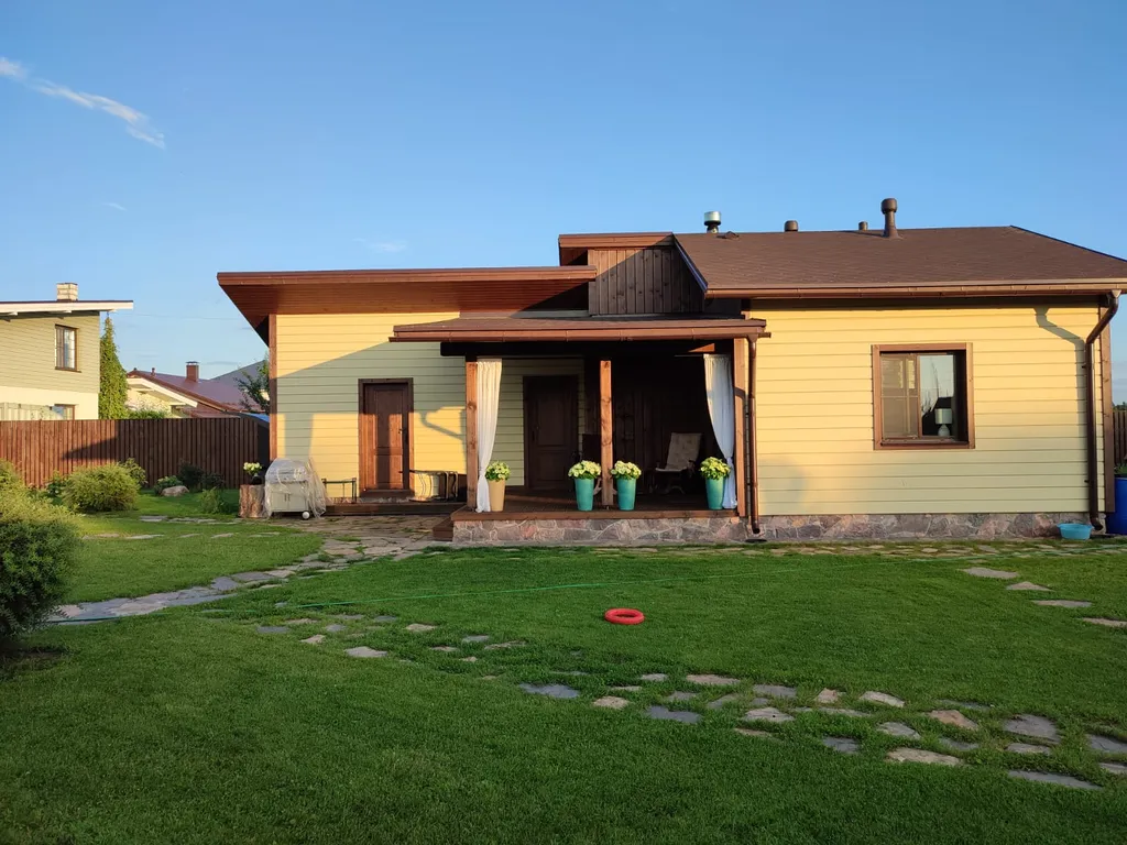 Дом недалеко от реки.