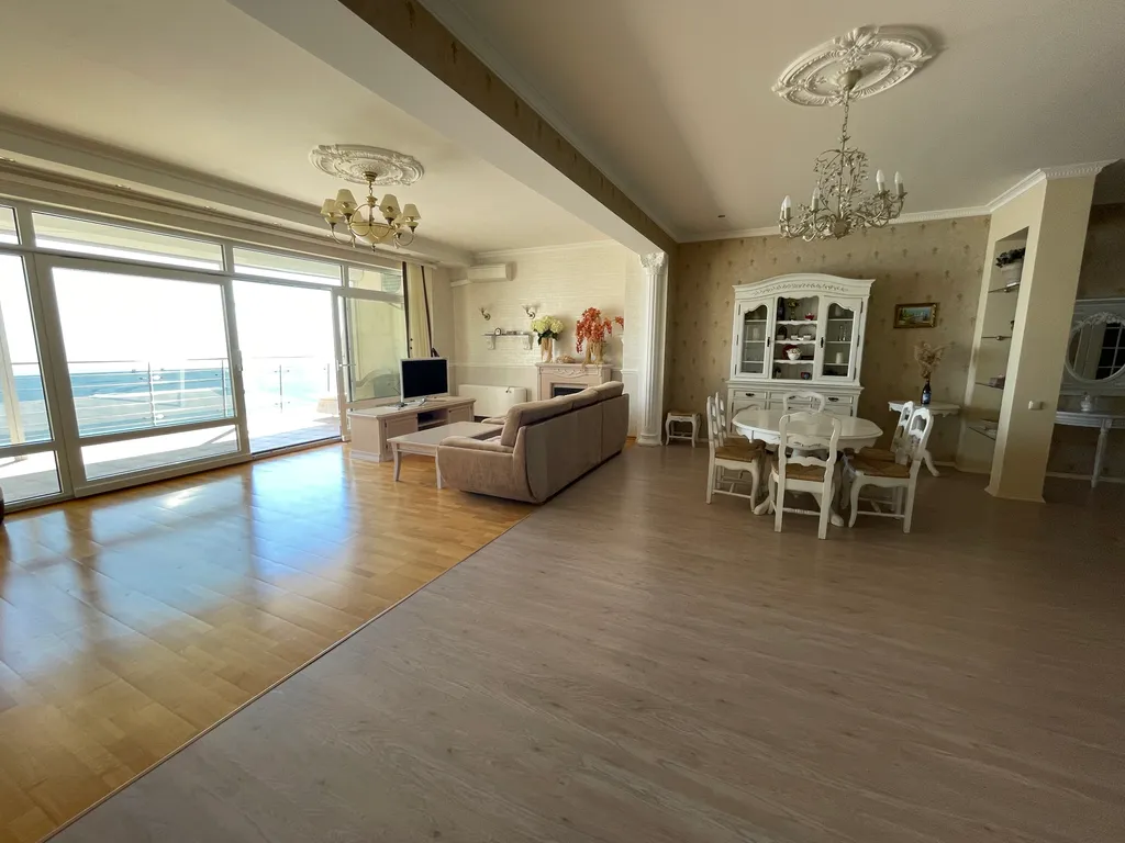 Апарт в Ласпи с террасой, 3 спальни, кухня, у самого моря, для 4-5 человек