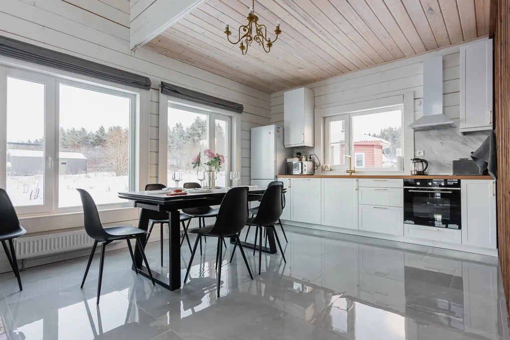 Новый дом с видом на озеро, сауной, гриль-домом и детской площадкой