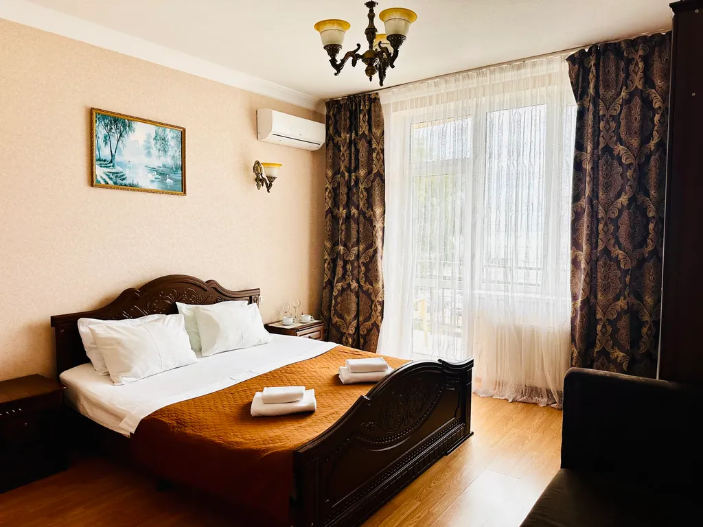 Квартира Уютные номера с БАЛКОНОМ и видом на море/горы на 1 линии в Адлере! — аренда посуточно в Адлер