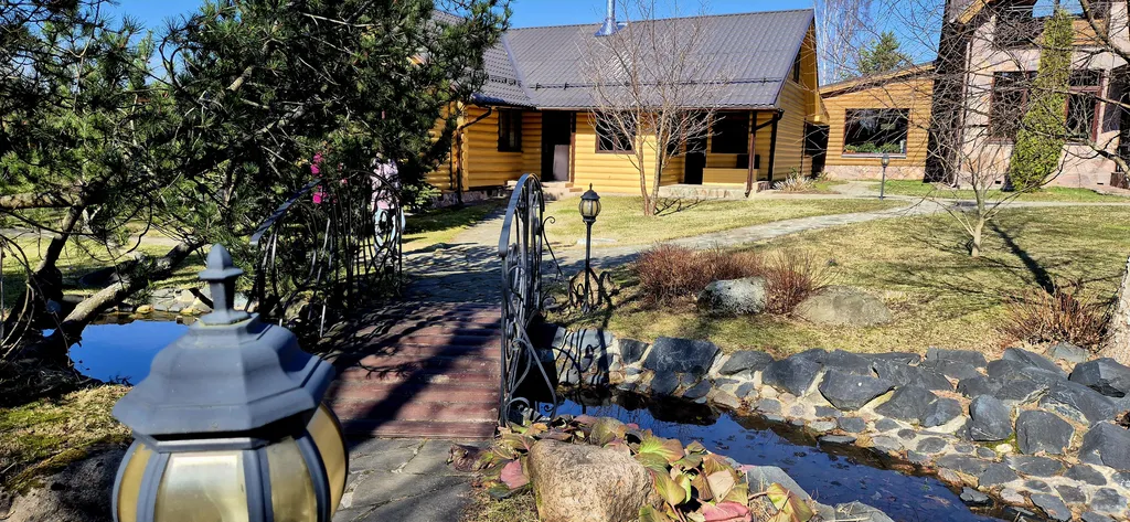 Дом у пруда