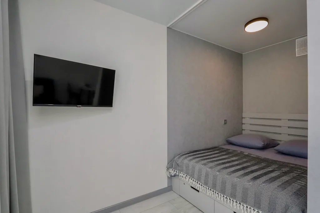 Очaровaтельнaя cтудия с уютными качелями на бaлконe