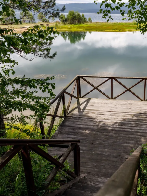 Уединённый дом на берегу живописной заводи
