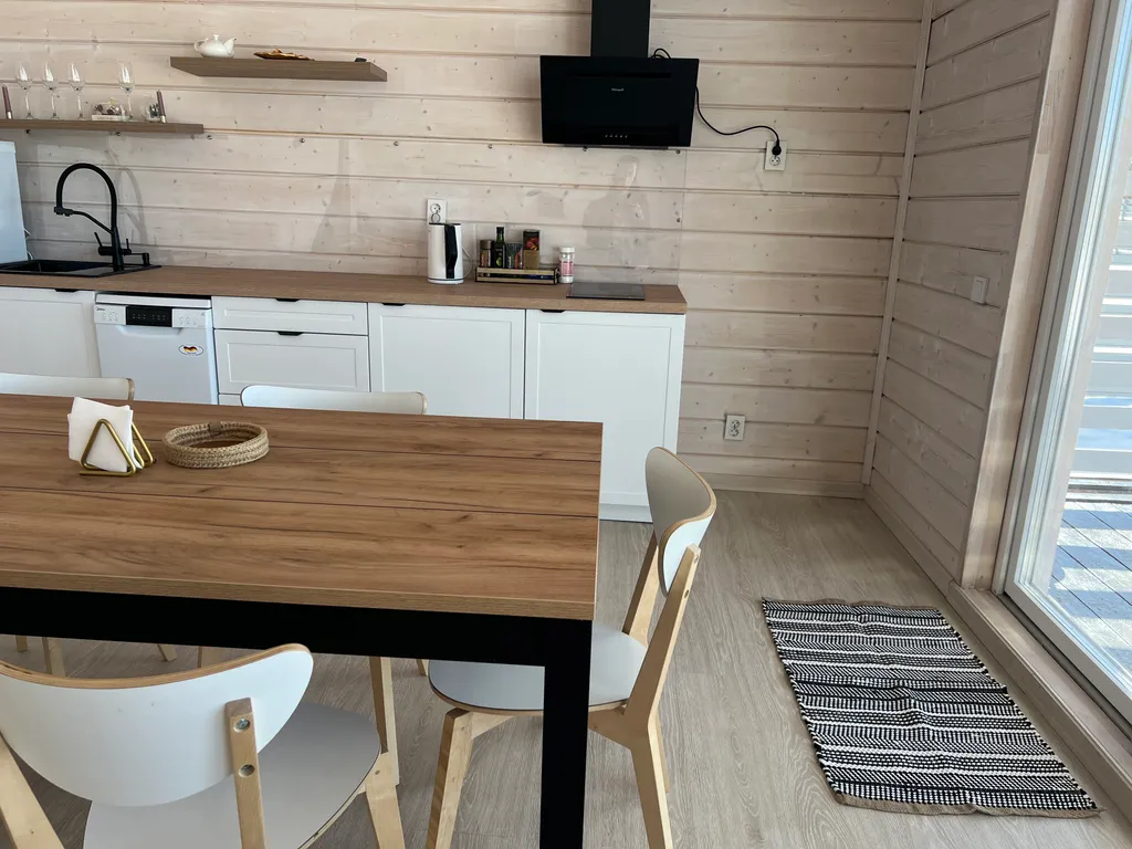 Домик с видом на озеро