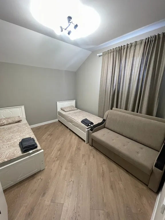 Просторный двухэтажный коттедж на берегу городского пляжа