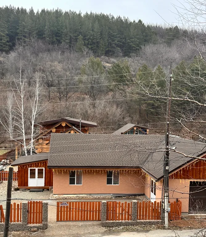 Гостевой дом и кедровая баня на Алтайской