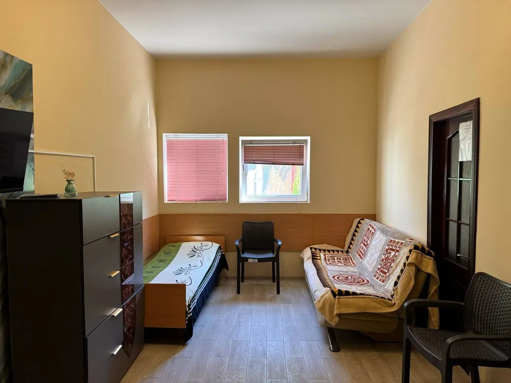 2-комнатная возле ТЦ со своим двориком