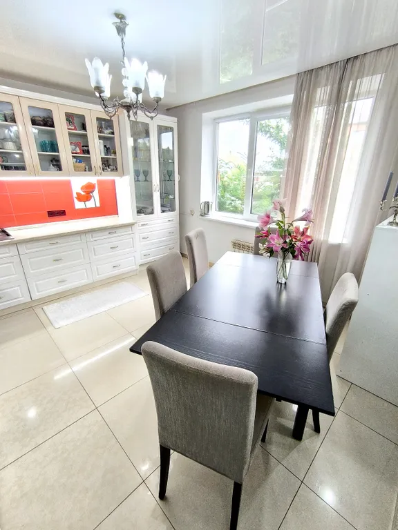 Чистый дом на большую компанию, хорошие матрасы