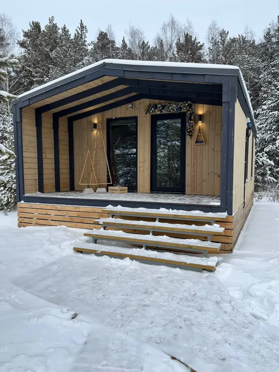 Светлый домик на опушке леса