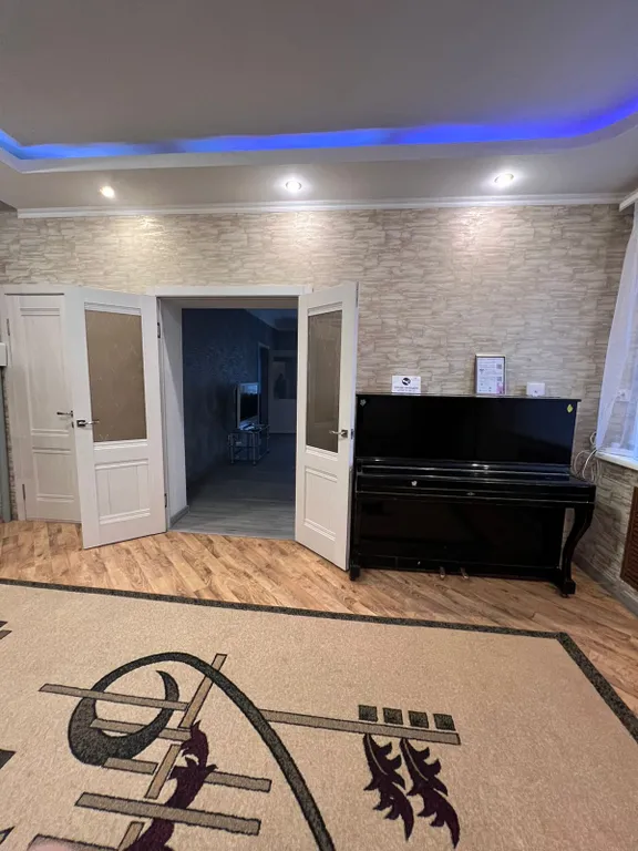 Большой двухэтажный дом