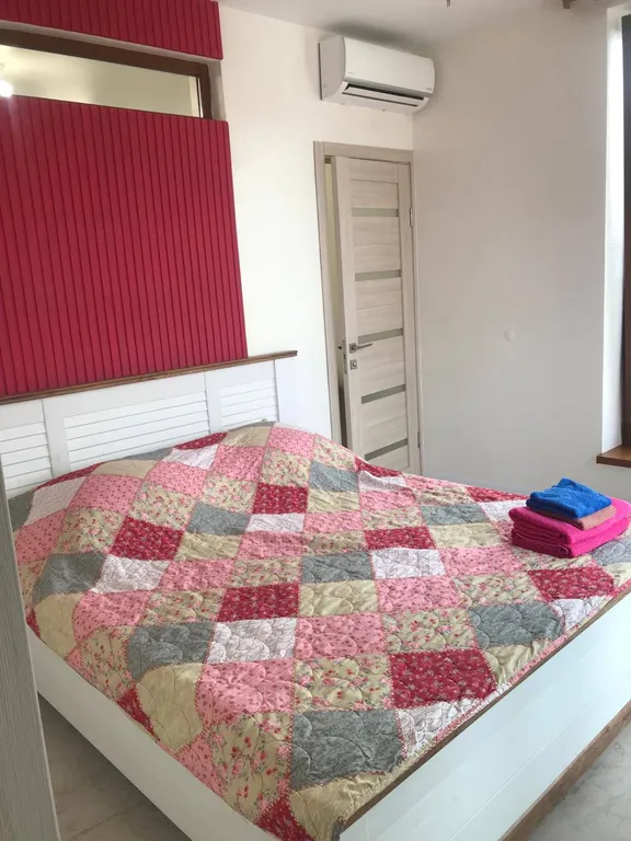 Дом с тремя апартаментами с видом на горы и море