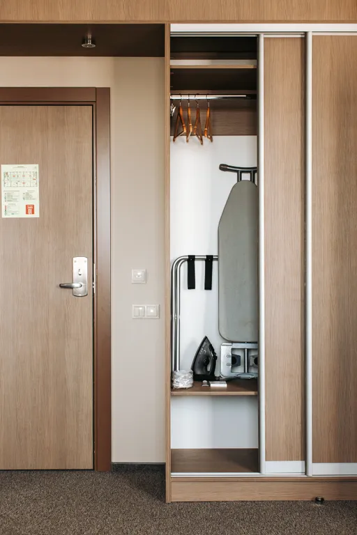 Номер люкс с двуспальной кроватью и диваном