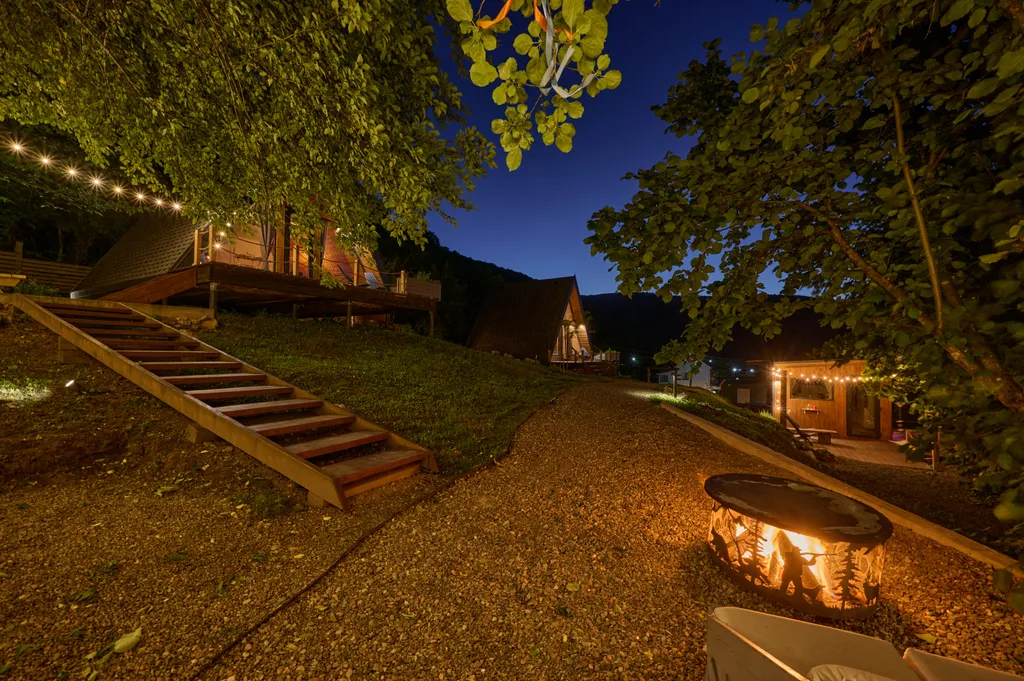 Уютный треугольный домик у леса с видом на горы