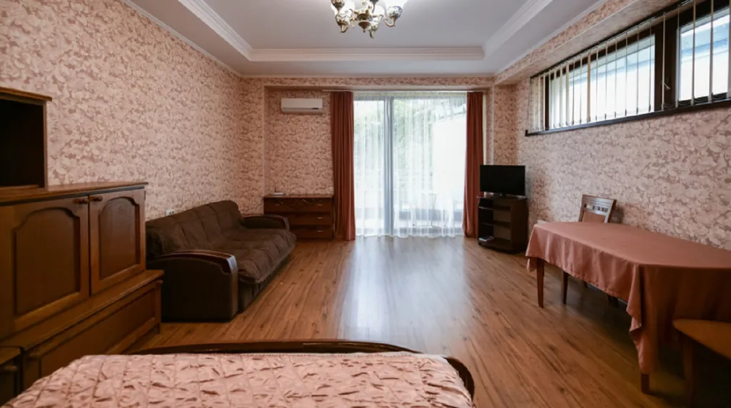 Тихая квартира с балконом в Приморском парке — аренда посуточно в Ялта