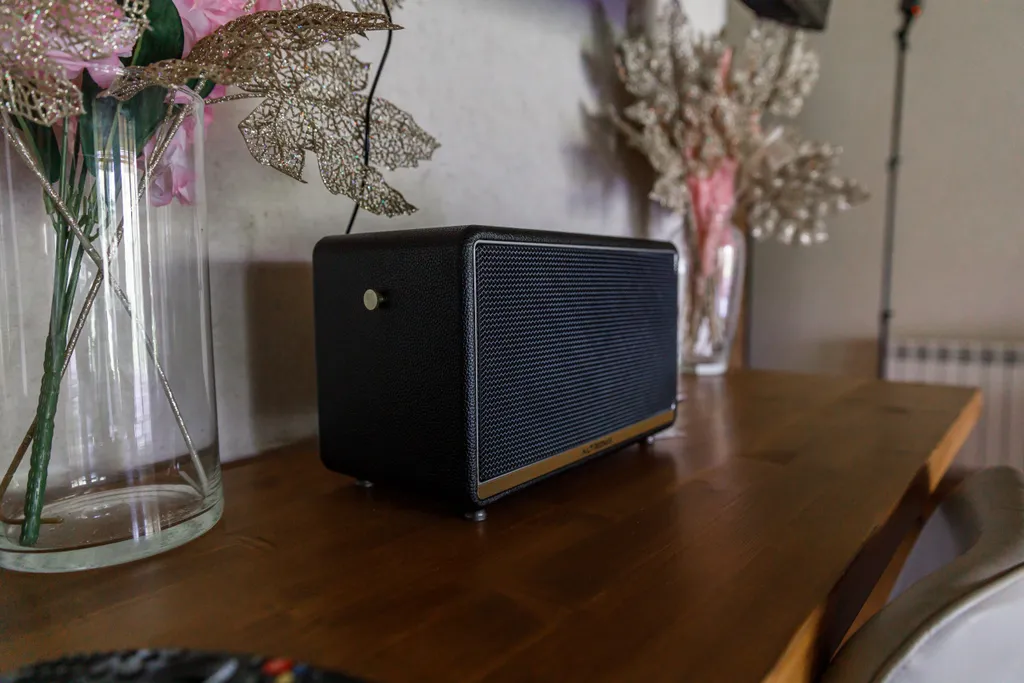 Трёхкомнатный коттедж в лесу у пруда