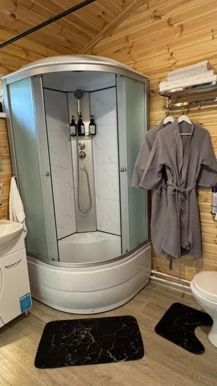 Дом с баней и ванна в лесу