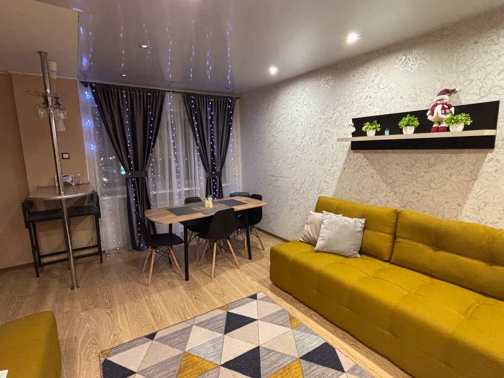 Уютная евротрешка с большой гостиной и двумя спальнями с видом на горы