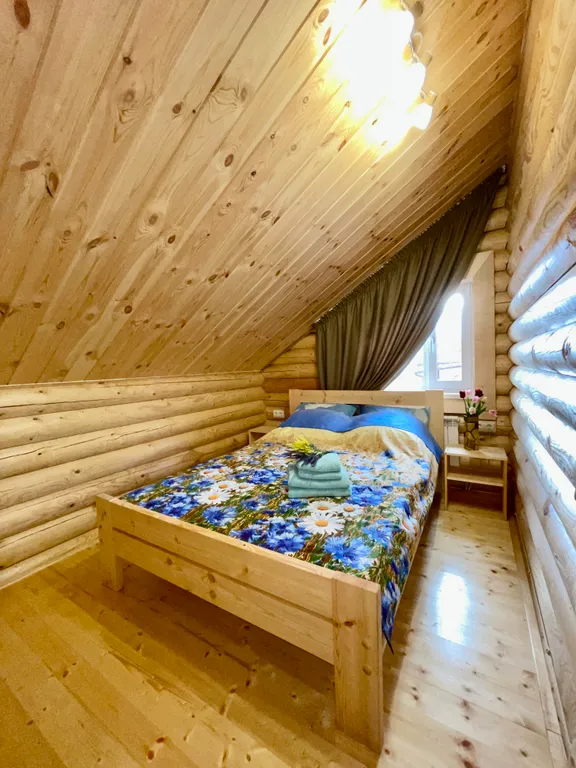 Бревенчатый 2-х этажный коттедж