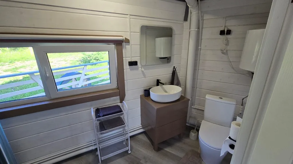 Дом в алтайском стиле (аил) у водопада