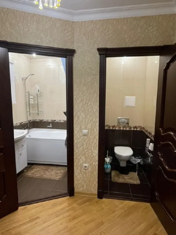 В центре