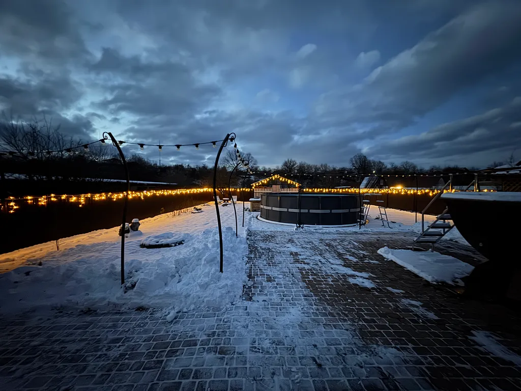 Душевный домик на берегу реки