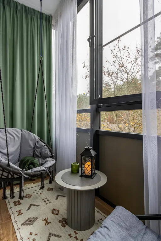 Студия Колосья с качелью на балконе и видом на сосны