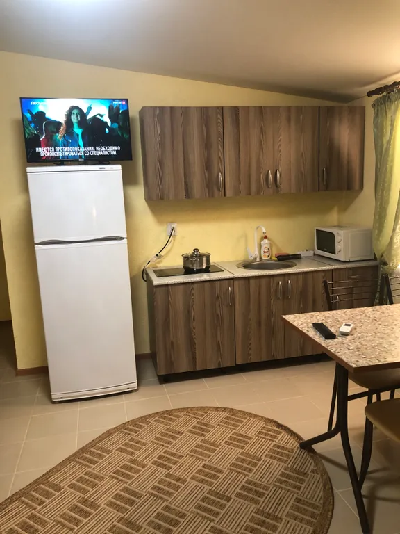 Двухкомнатная квартира со своей собственной ванной комнатой и кухней