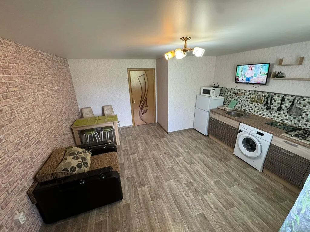 Уютный двухэтажный дом в центре города( 2 этаж)