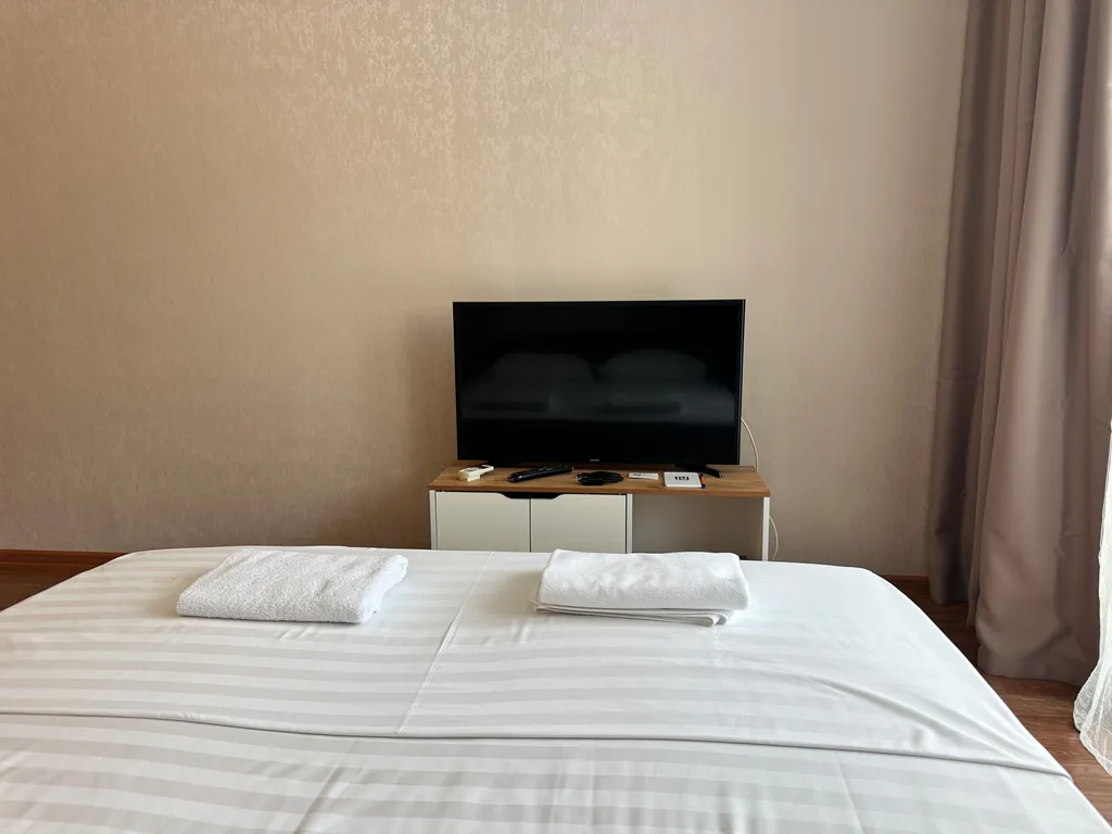 "В Гости!" на Строителей 90Б (1к квартира рядом с Планетой)