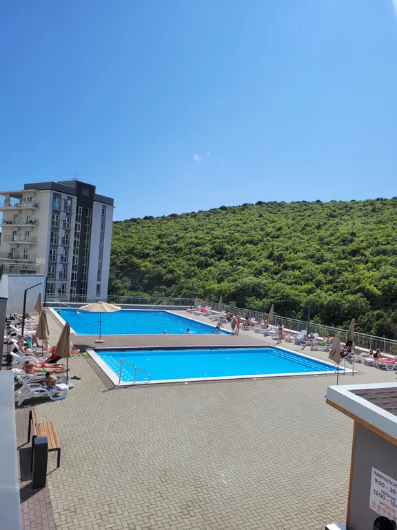 Современная студия у моря с видом на бассейн и горы