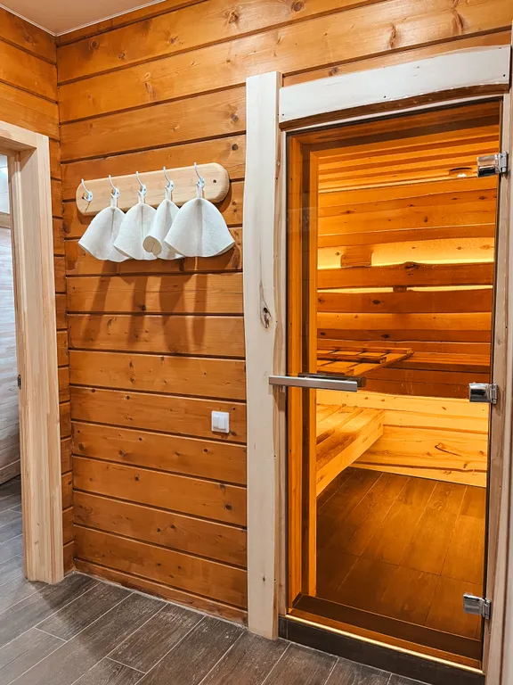 Охотничий домик у пруда