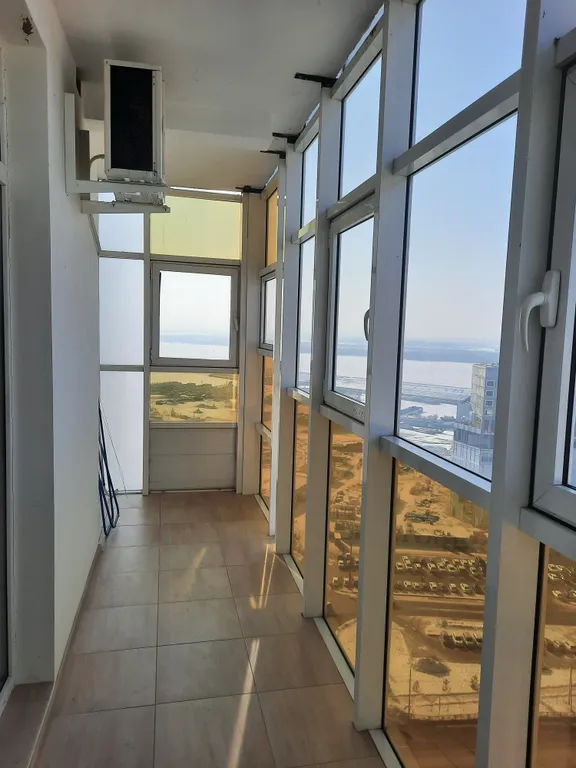 Студия у реки с панорамным видом на город с высоты птичьего полета