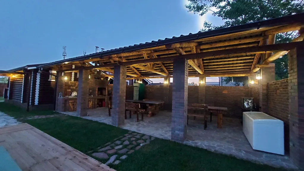 Сруб большой возле большого бассейна