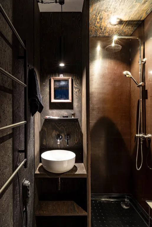 Домик на лесном склоне с видом на горы