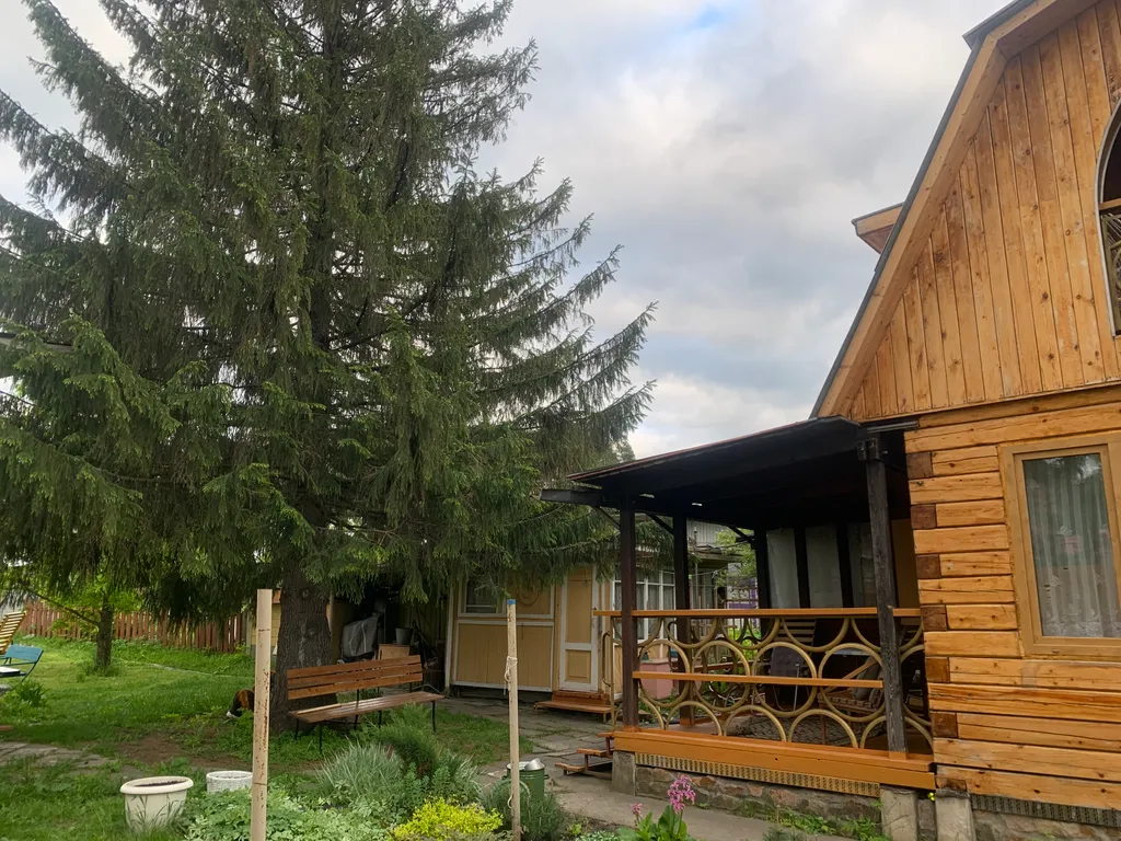 Живописный дом на природе недалеко от города