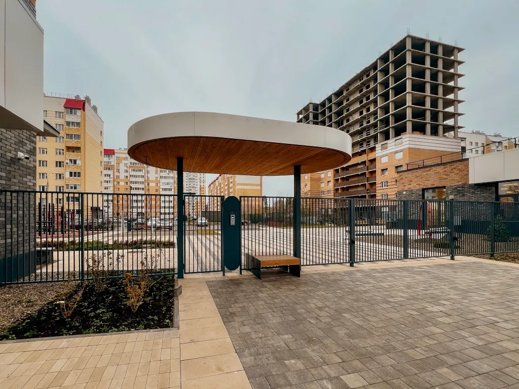 Пpоcторнaя кваpтира c бaлкoнoм и кpасивым видом на город