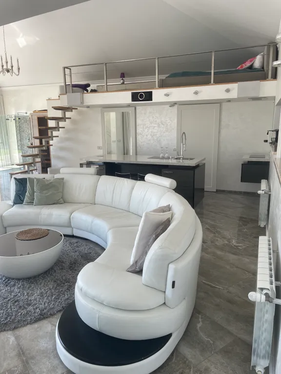 Уютный современный и стильный дом инфракрасной сауной и джакузи