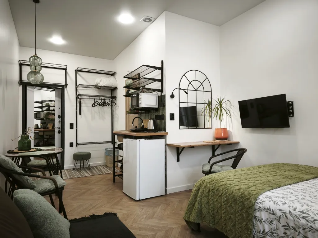 Центр. Сталинка с балконом с красивым видом на бульвар возле университа