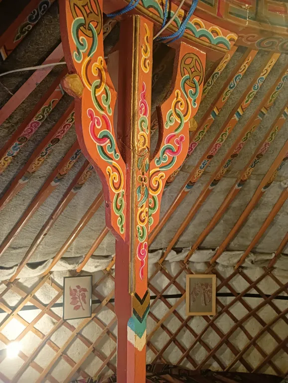 Юрта среди сосен и воздуха