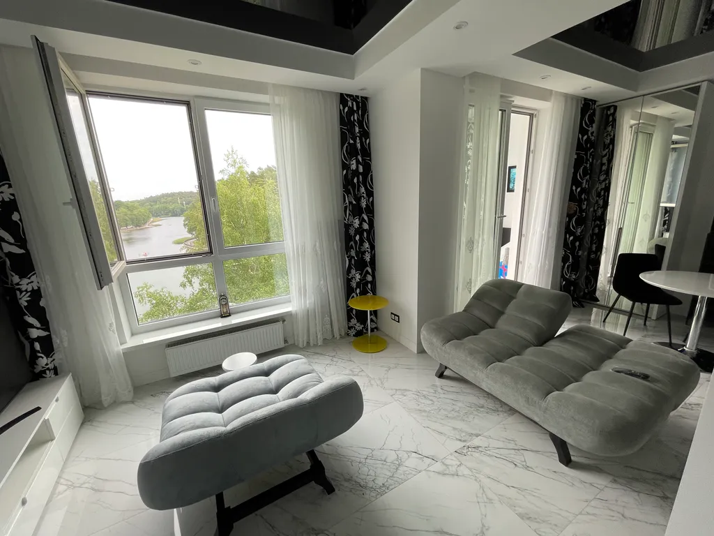 Уютная квартира с видом на озеро и сосновый лес