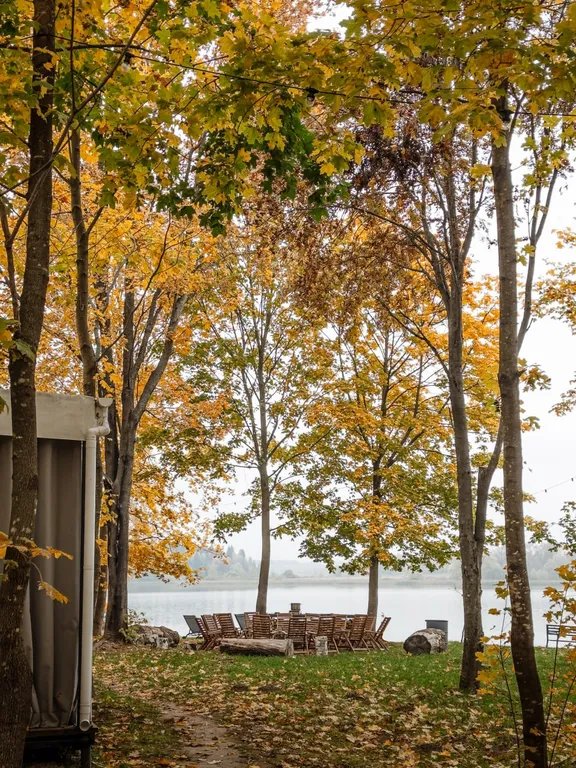 Домик-куб для двоих на берегу реки