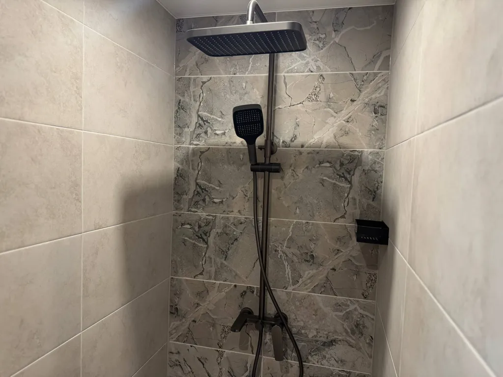 Дом проживание на вершине горы с видом на озеро, горы и лес