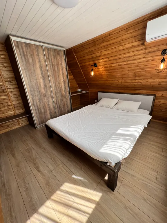 А-фрейм с бассейном и видом на озеро